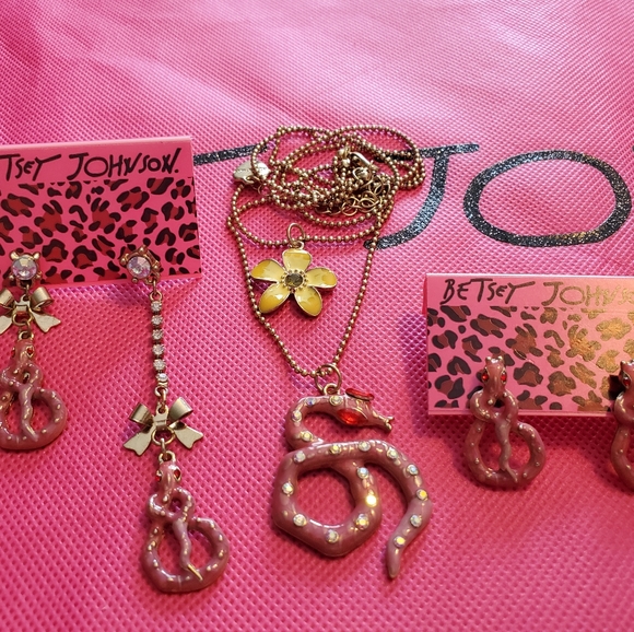 Betsey Johnson 3 Piece Set Snake & Flower Necklace & Earrings - Picture 1 of 11